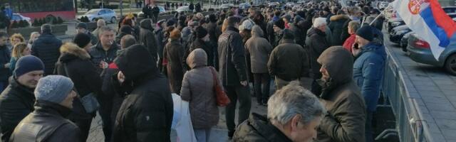 Građani protestovali ispred Skupštine (VIDEO)