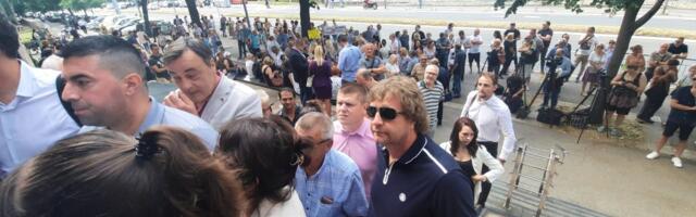 Građani ispred Specijalnog suda: Podrške inspektoru Mitiću, Koluvija izviždan