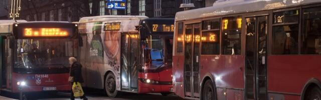 Autobusu GSP-a otpao točak i udario u auto (FOTO)