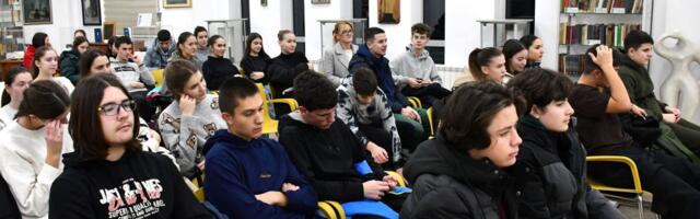 Čačanski srednjoškolci prisustvovali predavanju o veštačkoj inteligenciji: Možemo li verovati čet-botu?