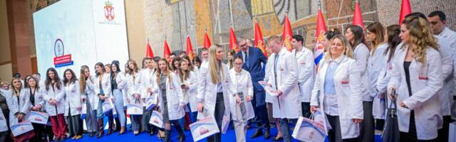 Vučić na dodeli ugovora o radu najboljim diplomcima medicine: Država će nastaviti da povećava plate u zdravstvu i da puno ulaže