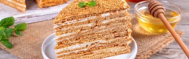 POSNA MEDOVIK TORTA: Najkremastija ruska poslastica koja će vas raspametiti ukusom
