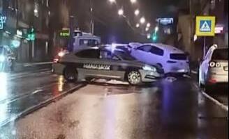 TEŠKA NESREĆA U BULEVARU KRALJA ALEKSANDRA! Automobil izleteo s puta i zakucao se u autobusko stajalište!