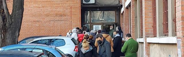 Sve veće gužve ispred kovid ambulanti, građani zbunjeni gde mogu da urade test