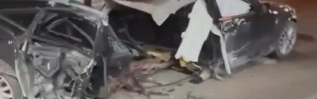 HOROR U ZEMUNU! Jedan automobil presečen na pola, drugi zgužvan, a vozač pobegao sa lica mesta