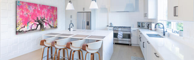 U susret hladnijim danima: bele kuhinje očaravaju svojom jednostavnom elegancijom