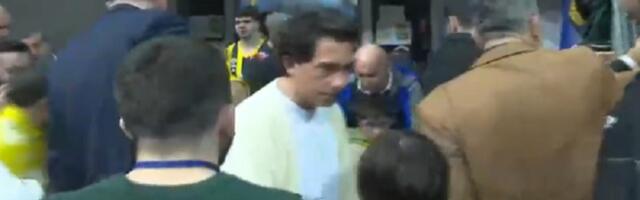 Pukla ograda posle meča Fener - Partizan, deca pala sa tribine