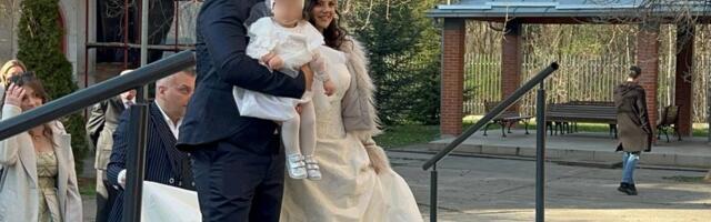 OŽENIO SE Mišel Gvozdenović! Zasijao u odelu sa dve PRINCEZE u belom, jedva dočekali da izgovore "DA!" (FOTO)