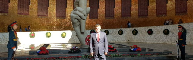 Лазански положио цвеће на спомен обележје херојима Стаљинграда /фото, видео/