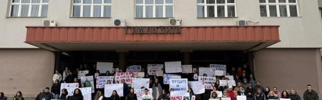 Gimnazijalci poručuju direktorki: Igrate se sa nama „toplo-hladno“ oko laptopa iz Ekonomske škole