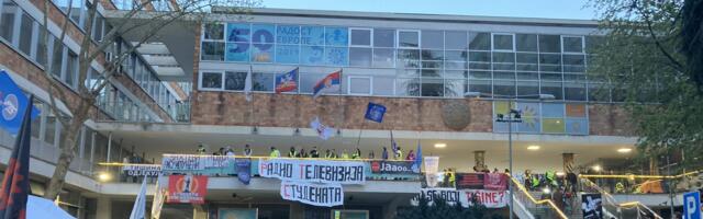 Na protestu ispred RTS-a se potpisuje peticija za ukidanje disciplinskih postupaka protiv nastavnika