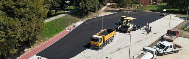 Počelo asfaltiranje parkinga između Doma učenika i gradskog bedema, biće mesta za 171 vozilo