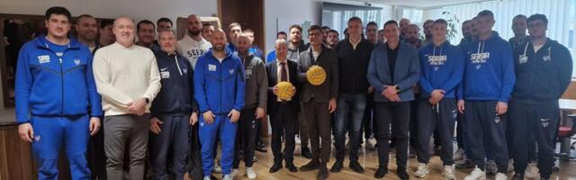 Delfini u gradu koji budi burna i zlatna sećanja na čuveno finale sa Hrvatskom