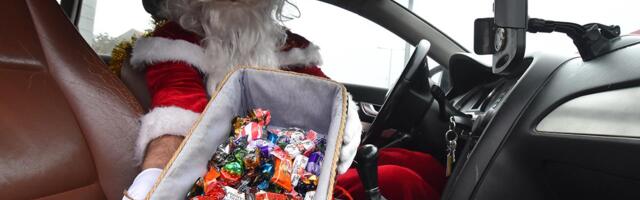 TAKSISTI LJUBI SVI SE RADUJU, POČASTI IH SLATKIŠIMA! Njegove kolege vole irvase, a ovaj Deda Mraz audi! (FOTO)