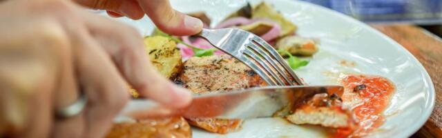 Zašto ne možemo da ostavimo hranu i kada smo siti: Psihologija „poslednjeg zalogaja“