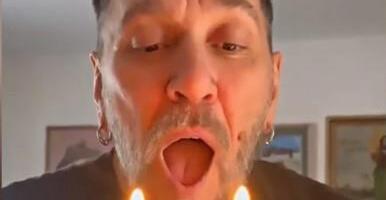 DUVANJE SVEĆICA, ZAMALO DA PROUZROKUJE POŽAR: Pevaču žena priredila iznenađenje pa se upalio protivpožarni ALARM