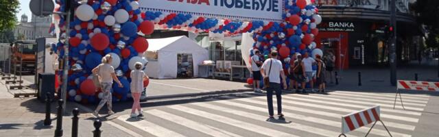 Kako su protekli prvi sati SNS skupa u Beogradu: Neko secka luk, neko pominje Tita