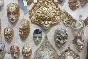 У радионици венецијанских маски у Скадру - уникати украшени драгуљима, кристалима и перјем