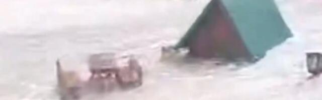 Poplava u Crnoj Gori, grom udario nasred šetališta (VIDEO)
