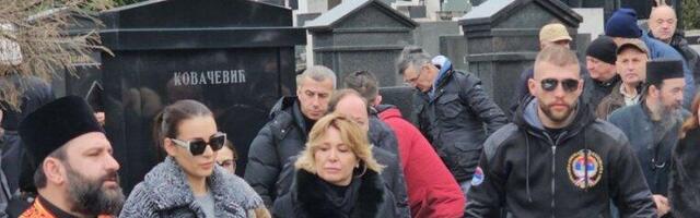 NAJEMOTIVNIJI TRENUTAK NA POMENU ARKANU: Njegova starija ćerka stigla iz Belgije, pa odmah prišla Anastasiji i Veljku!