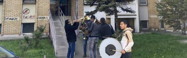 Grupa muzičara sa juga Srbije i ovog Uskrsa svirala ispred čačanskih zgrada, sa terasa letele novčanice