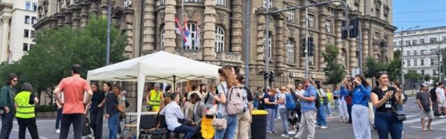 Protest profesora ispred Vlade: Organizatori postavili šatore