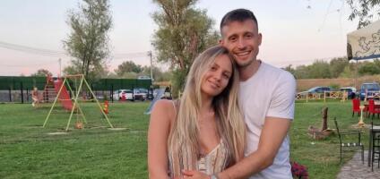 NEŽNO JE DRŽI ZA STOMAK I NE SKIDAJU OSMEHE SA LICA: Aleksa Avramović sve oduševio objavom sa suprugom (FOTO)