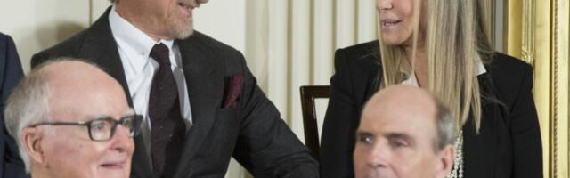 JEDAN BRAT U VILI, DRUGI NA ULICI! Beskućnik zarozan, MAĆEHA LOVATORKA - PORODICA PUNA PARA, A ON JEDE IZ KANTE