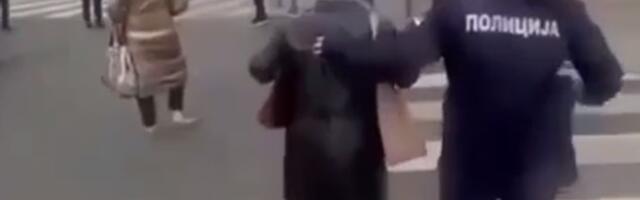 BLOKADERI VREĐALI ŽENU S KANCEROM: Šokantan snimak iz Zemuna zgrozio javnost! BLOKADERKA POLICAJKA MALTRETIRALA BOLESNU BAKU! (VIDEO)