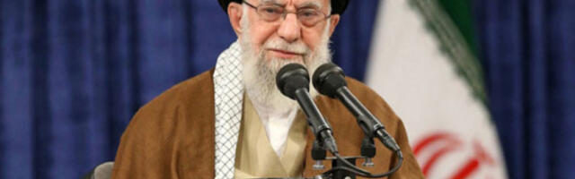 Хамнеи: Ако је Трамп толико способан, нека руководи својом земљом