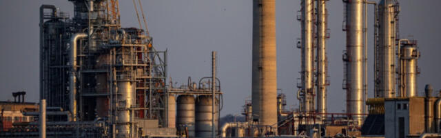 Dvoje poginulo, 72 povređenih u požaru u petrohemijskoj kompaniji