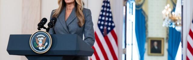 „Pokušala da zataška aferu a samo ju je oživela“: Zašto je Melanija Tramp iznenadnim obraćanjem o Epstinu stvorila problem Beloj kući?