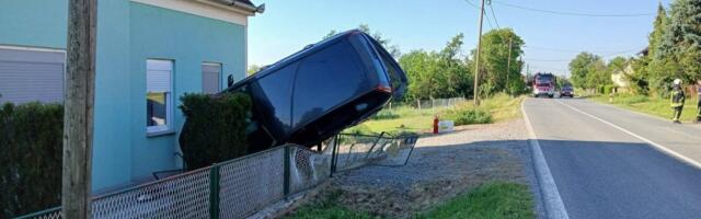 Apsurdna scena u Hrvatskoj: Evo kako je završio auto nakon nezgode! (FOTO)