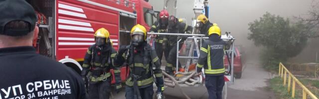 OVAKO IZGLEDA BUKTINJA NA NBGD: Vatrogasci uleteli u gust dim, borba za TC „Enjub“ traje dva sata! (FOTO)