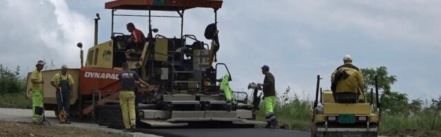 Asfaltira se put u Koštunićima koji ovo selo povezuje sa Teočinom