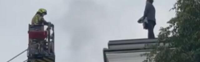 Političar se popeo na krov skupštine, pretio samoubistvom (VIDEO)