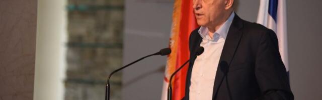 Ponoš: Vučić pokušava da se pridigne pridržavajući se za vojsku, ali je politički mrtvac