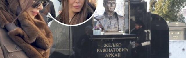 CECA STIGLA NA ARKANOV POMEN, NEĆETE VEROVATI U KAKVOM JE STANJU UDOVICA! Potresna scana na groblju - Bogdana se ne odvaja od nje, tu je i unuk Željko! (VIDEO)