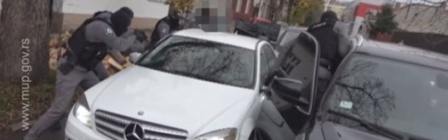 (VIDEO) OPKOLJAVAJU BELI "MERCEDES", VOZAČA OBARAJU NA POD! Pogledajte efikasnu akciju POLICIJE prilikom hapšenja osumnjičenih za ubistvo Bojana Mirkovića!