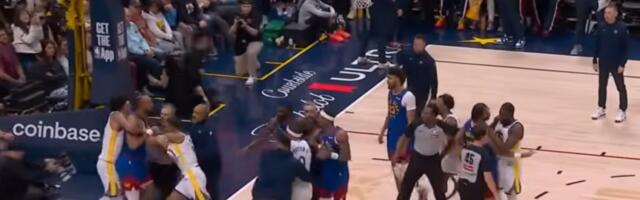 Haos na meču Denvera i Voriorsa: Jokić odmara, a na terenu opšta tuča! /VIDEO/