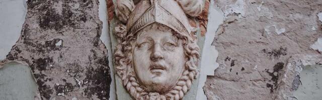 FOTO: Ko nas gleda sa fasada? Toliko puta ste prošli centrom grada a niste ih primetili!