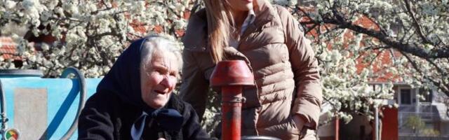 BAKA PAVLIKA U 85. GODINI ŽIVOTA "TERA" TRAKTOR I OBRAĐUJE 4 HEKTARA: Ministarka Stamenkovski u Toplici posetila ženu "zmaja" - Još uvek sve voli sama da radi