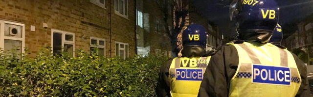 PUCNJAVA IZ VOZILA U LONDONU: Mladiću se bore za život, pogođen i penzioner, grad pun policije!
