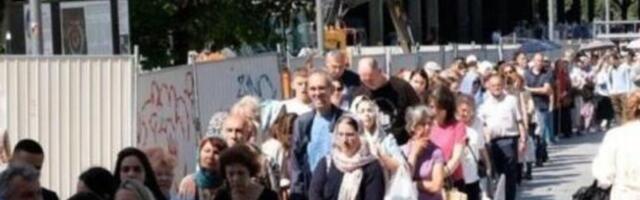"STARI, MLADI, DECA I VELIKI BROJ BEBA": Ljudi i dalje čekaju ispred Hrama! Evo koliko je traka ostalo za vernike