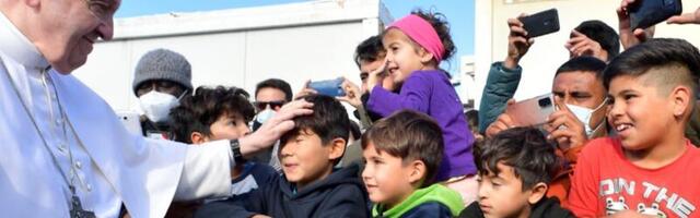 Papa na Lezbosu s migrantima – stotine belih papirića, apela za pomoć