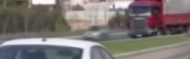 Snimak od koga ćete se zalediti! Kamiondžija za dlaku izbegao smrt, vozio je 2 kilometara unazad (VIDEO)