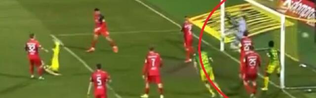 Auuu, kakav blam! Krenuo da slavi gol, a bila je optička varka! Pogledajte, region bruji o ovom snimku! (VIDEO)
