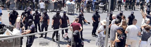 Policajci potiskuju žene koje se drže za ruke i pevaju "Bože pravde" (VIDEO)