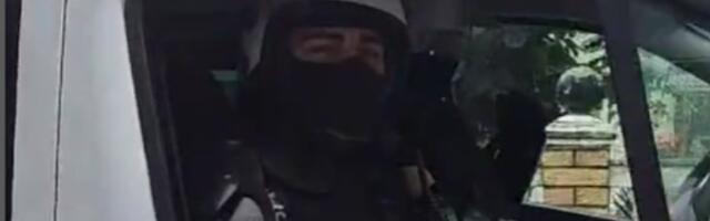 OSVETA LOŠIH ĐAKA Prepoznao bivšeg učenika pod policijskom maskom u Novom Pazaru, reči ODZVANJAJU (VIDEO)