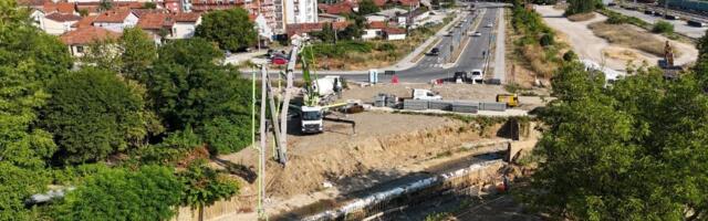 U toku radovi na izlivanju betonskog stuba mosta preko Lozničke reke na trasi Bulevara vojvode Putnika (FOTO)